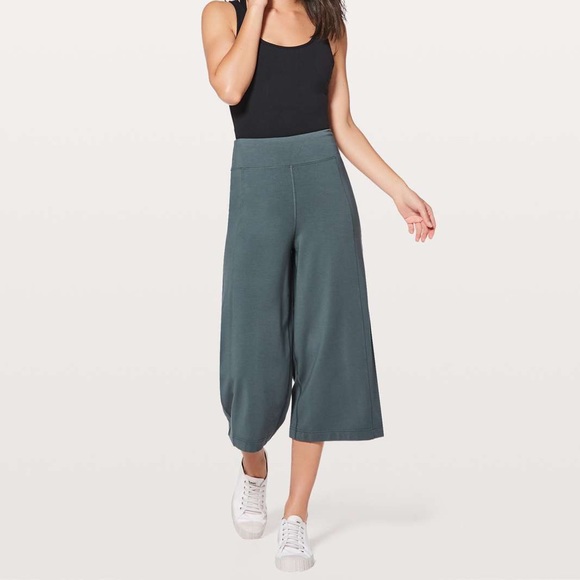 Lululemon Blissed Out Culottes *21" Sea Steel Size 4